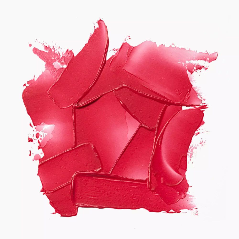 Roter Lippenbalsam-Abstrich auf weißem Hintergrund. Mehrere Farbschichten.