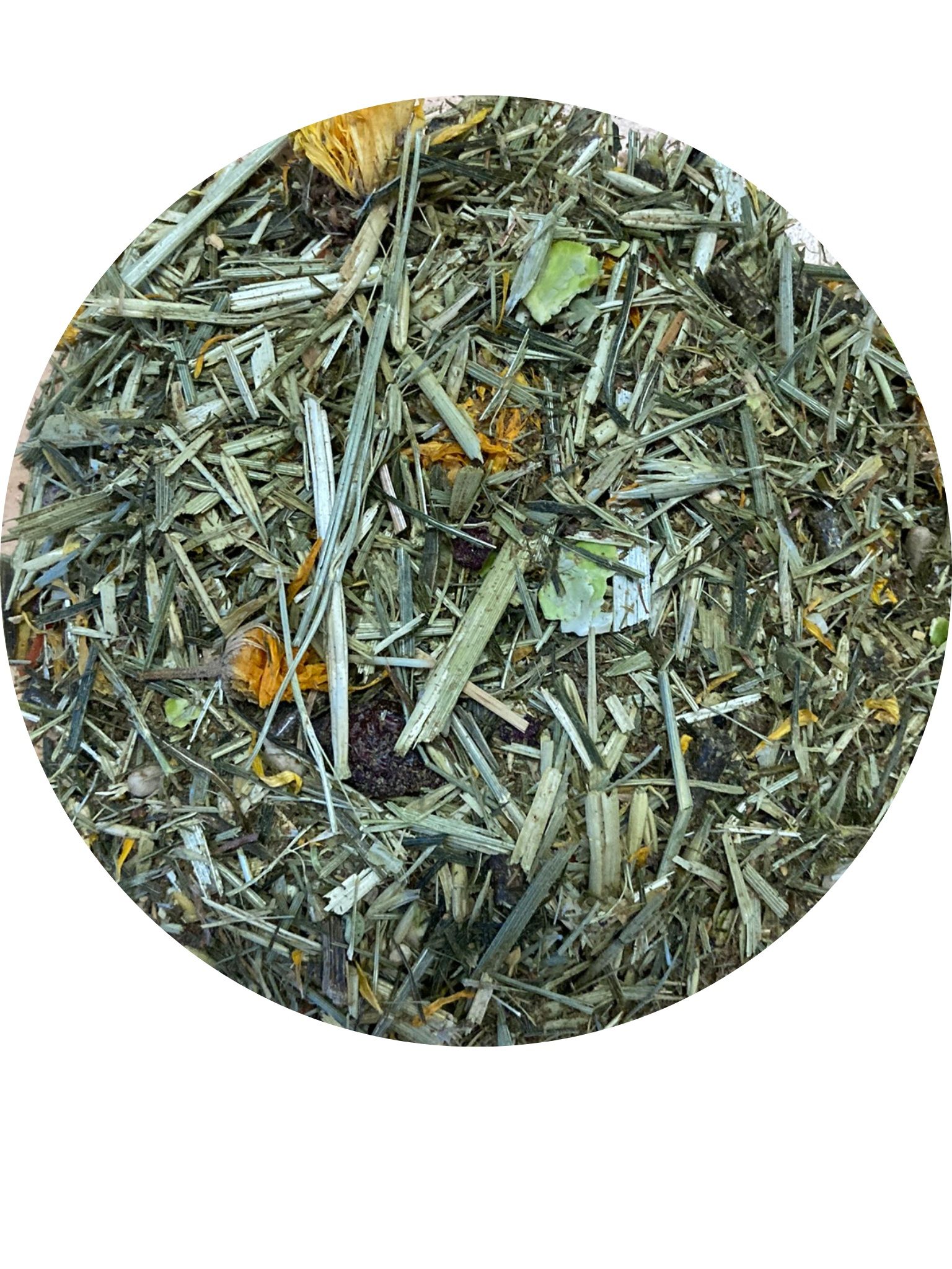 Kräutertee-Mischung mit Gräsern, Blüten und Früchten.