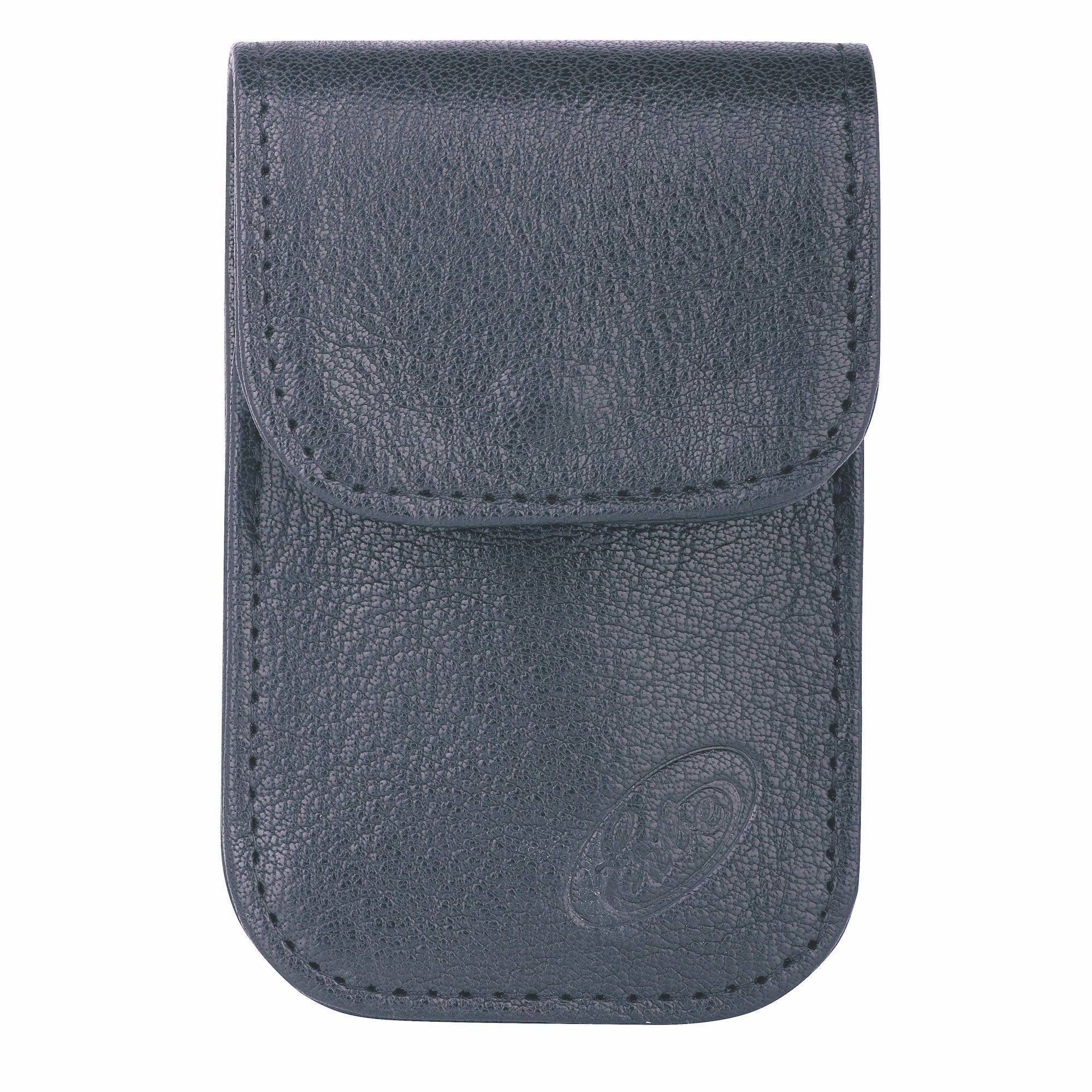 Dunkelblaues Lederetui mit Klappe. Geprägtes Logo.