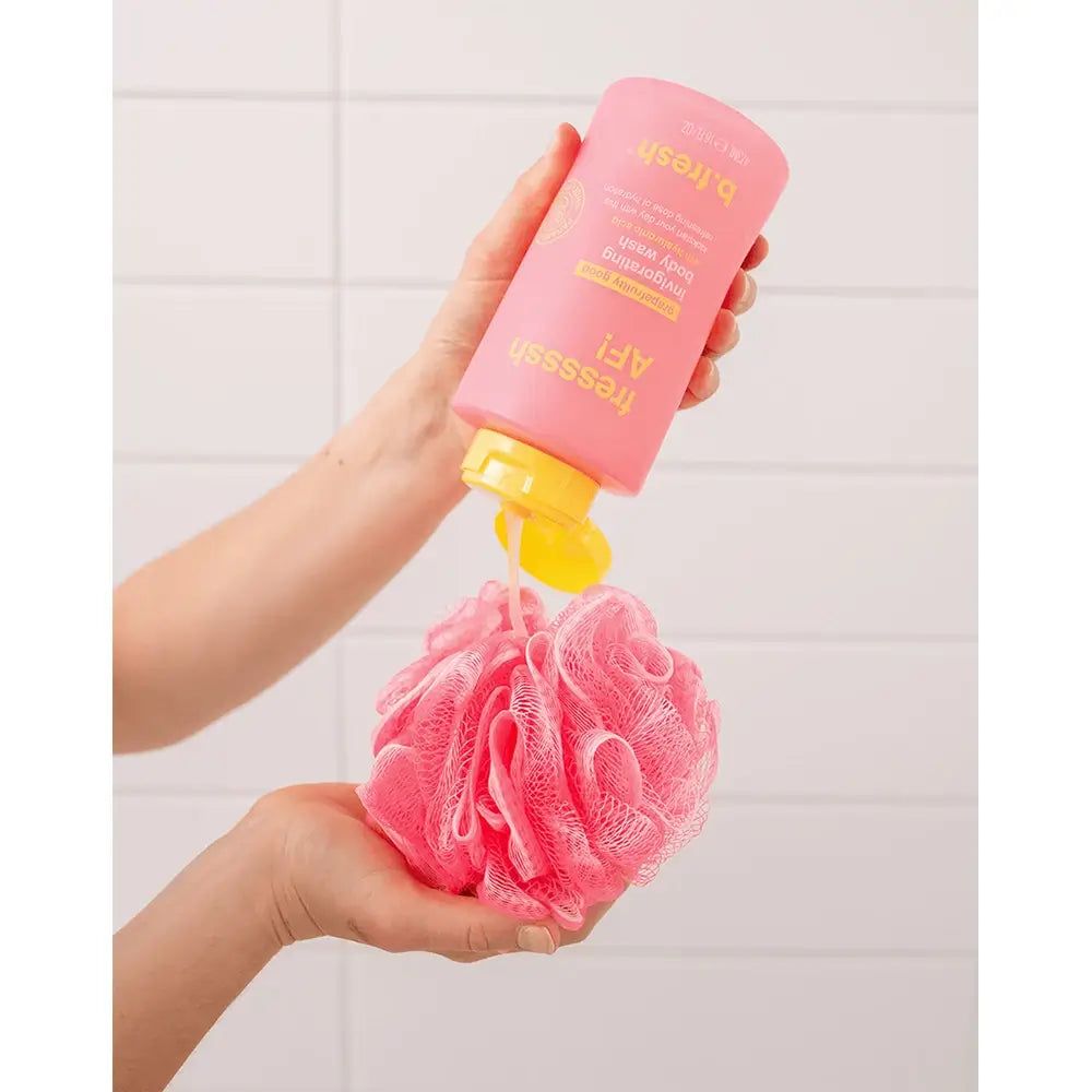 Rosa Duschgel wird auf einen rosa Badeschwamm gegossen. Gelbe Kappe. Aufschrift: b.fresh Fressssh AF!