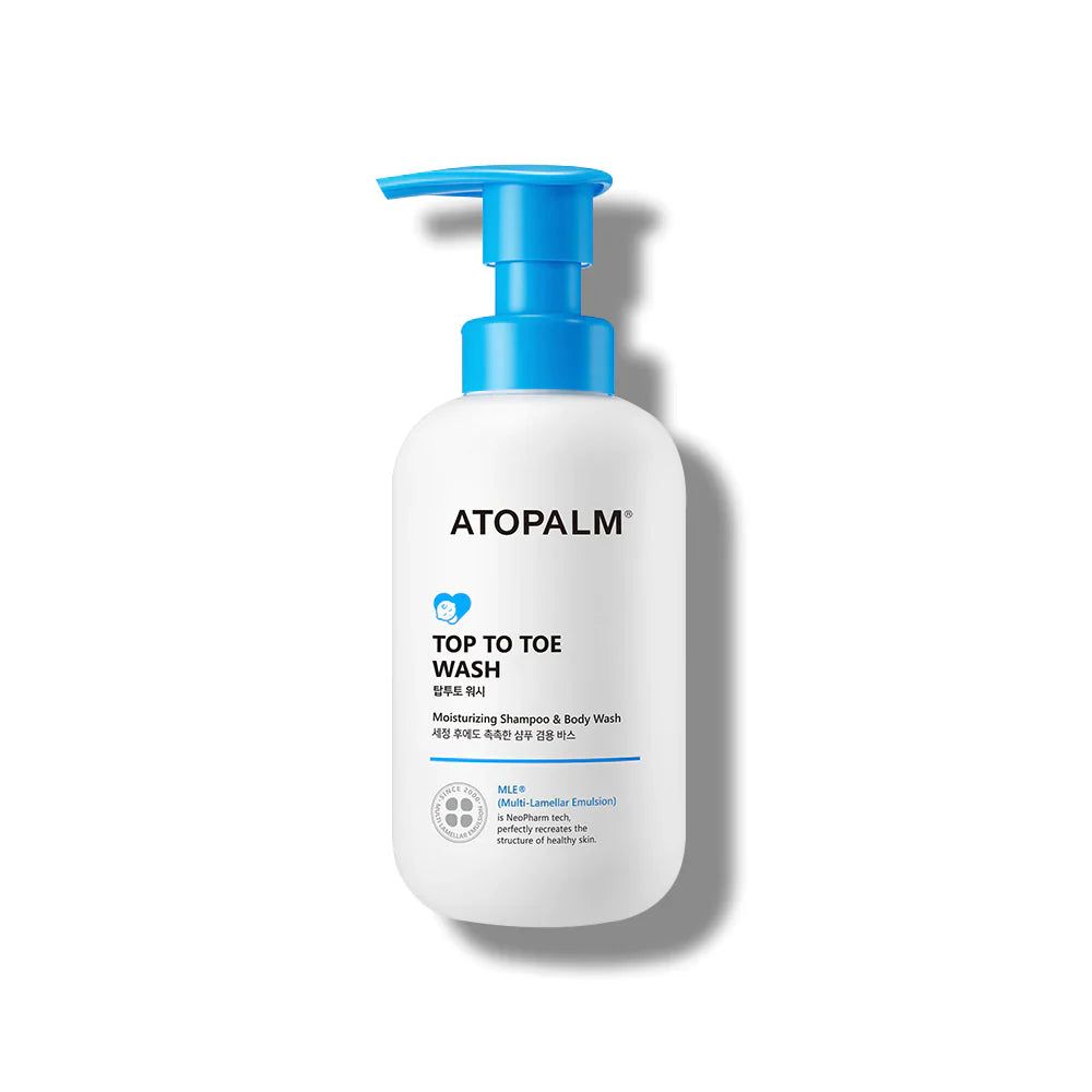 Weiße Flasche mit blauem Pumpkopf. Aufschrift: ATOPALM TOP TO TOE WASH. Feuchtigkeitsspendendes Shampoo & Body Wash.