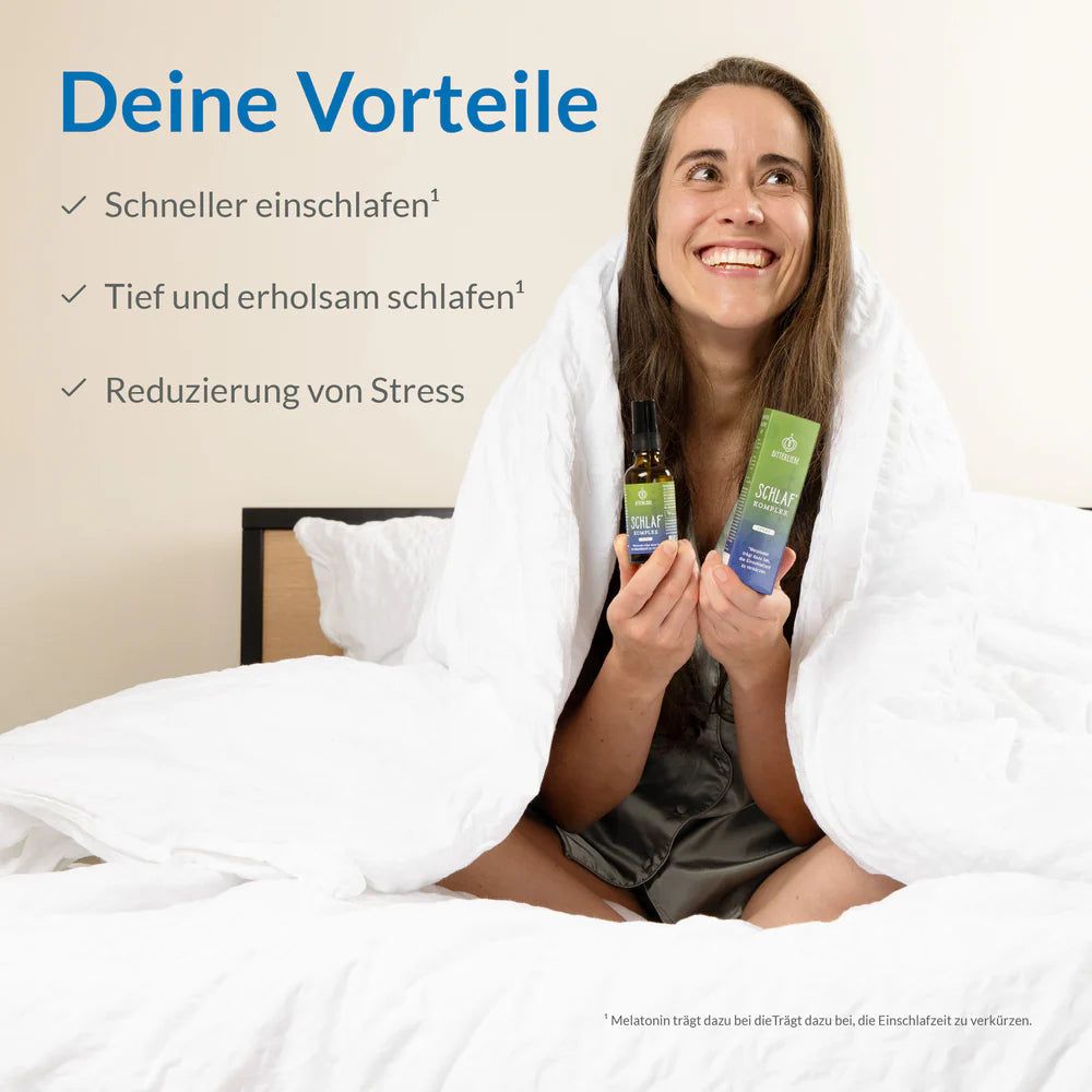 Frau im Bett hält zwei BitterLiebe Schlaf Komplex Produkte. Eine Flasche und eine Schachtel. Text: Deine Vorteile.