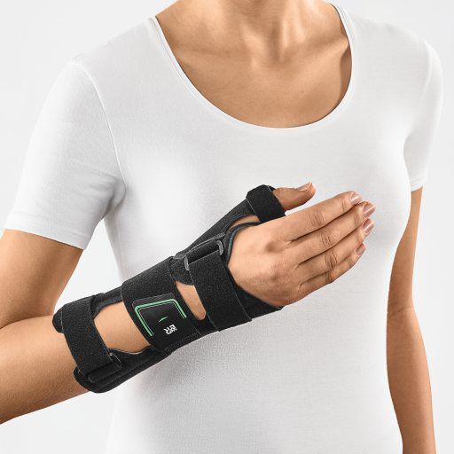 Schwarze Handgelenk-Daumen-Orthese mit Klettverschlüssen und einer grünen Einlage.