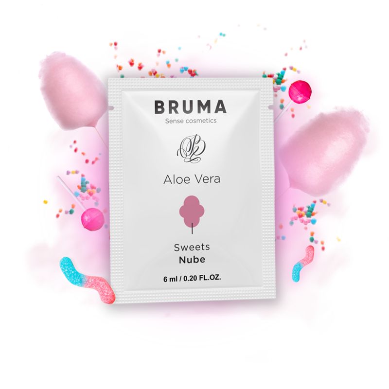 Weißer Beutel mit "BRUMA Aloe Vera Sweets Nube" vor rosa Hintergrund. Dekoration mit Süßigkeiten.