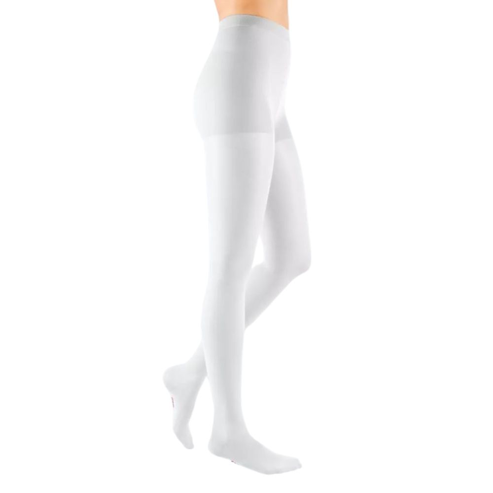 Weiße medi mediven elegance Kompressions-Strumpfhose. Seitliche Ansicht einer Person, die die Strumpfhose trägt.