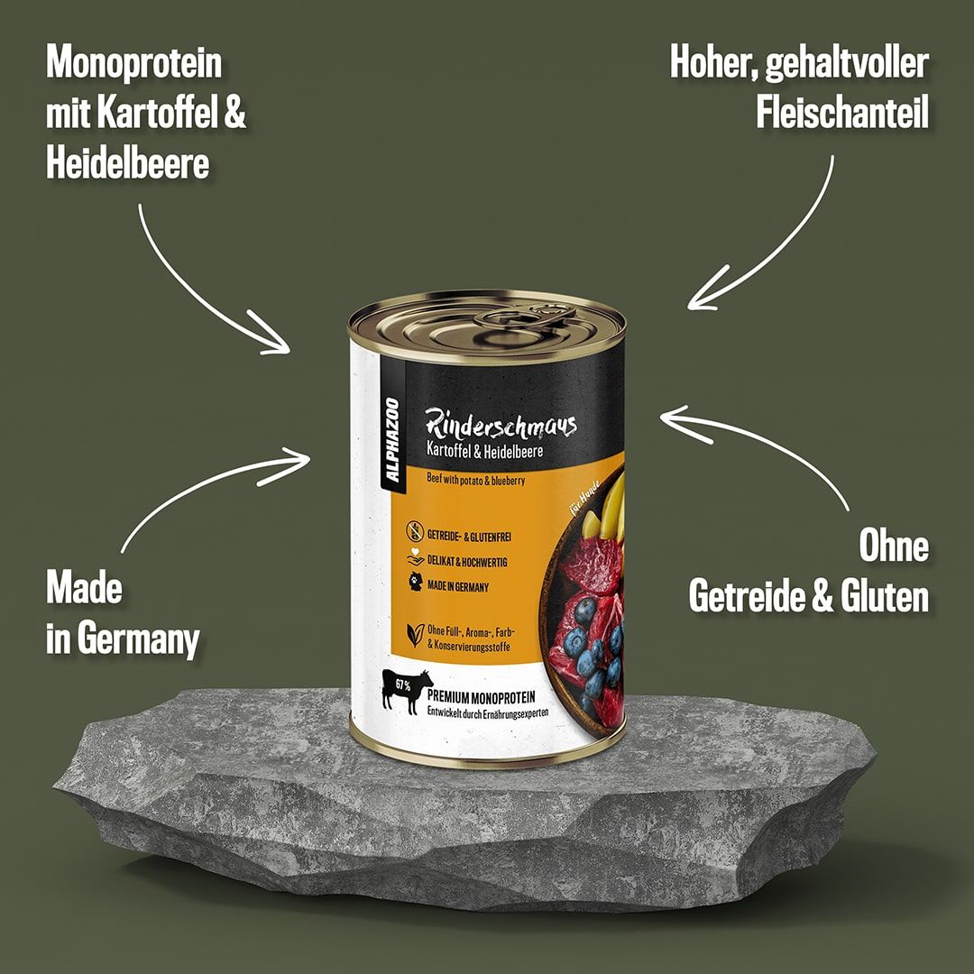 Eine Dose Rinderschmaus auf einem Stein. Aufschrift: Kartoffel & Heidelbeere. Monoprotein. Ohne Getreide & Gluten. Hergestellt in Deutschland. Hoher Fleischanteil.