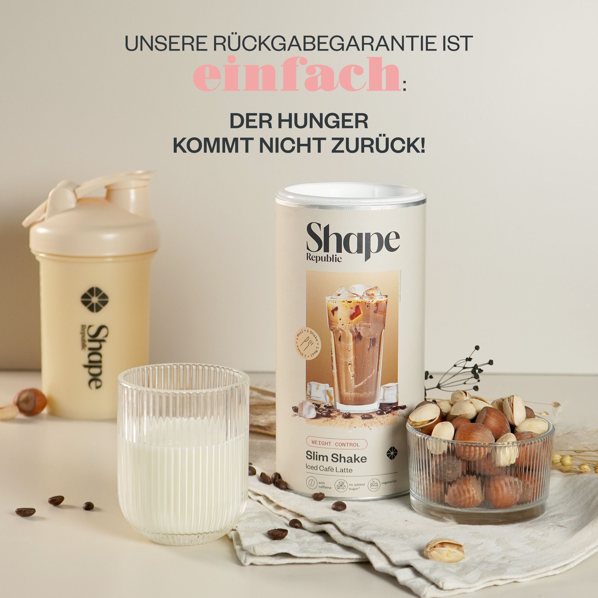 Shape Republic Slim Shake Dose, Shaker, Glas Milch und Nüsse auf Serviette.