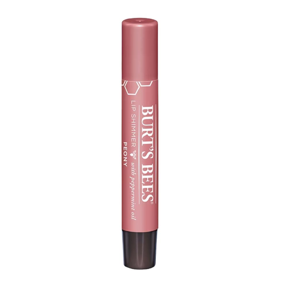 Lippenstift von Burt's Bees. Rosa Hülse mit Schriftzug und Bienenlogo. Produktname: Lip Shimmer Peony. Dunkelbrauner Boden.