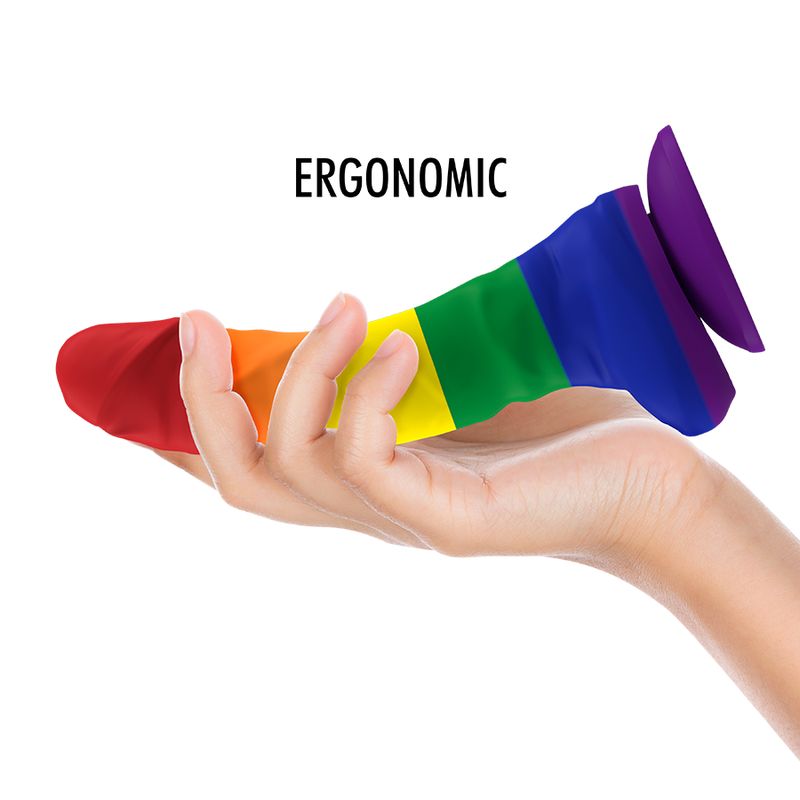 Regenbogenfarbener Dildo in einer Hand gehalten. Ergonomisch geformt.