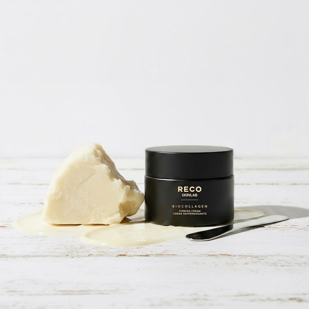 Schwarzer Tiegel mit "RECO SKINLAB" und "BIOCOLLAGEN". Daneben ein Stück Butter und ein Spatel.