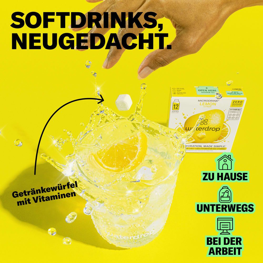 Ein Glas waterdrop® Getränk mit Zitronen-Geschmack, mit Spritzern und Zitronenscheiben.