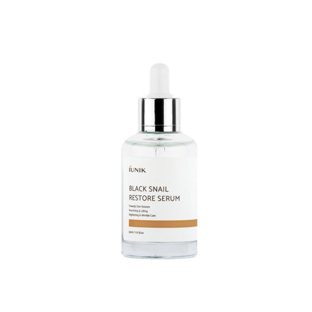 Klare Glasflasche mit Pipette. Aufschrift: iUNIK Black Snail Restore Serum. Brauner Streifen am unteren Rand des Etiketts.