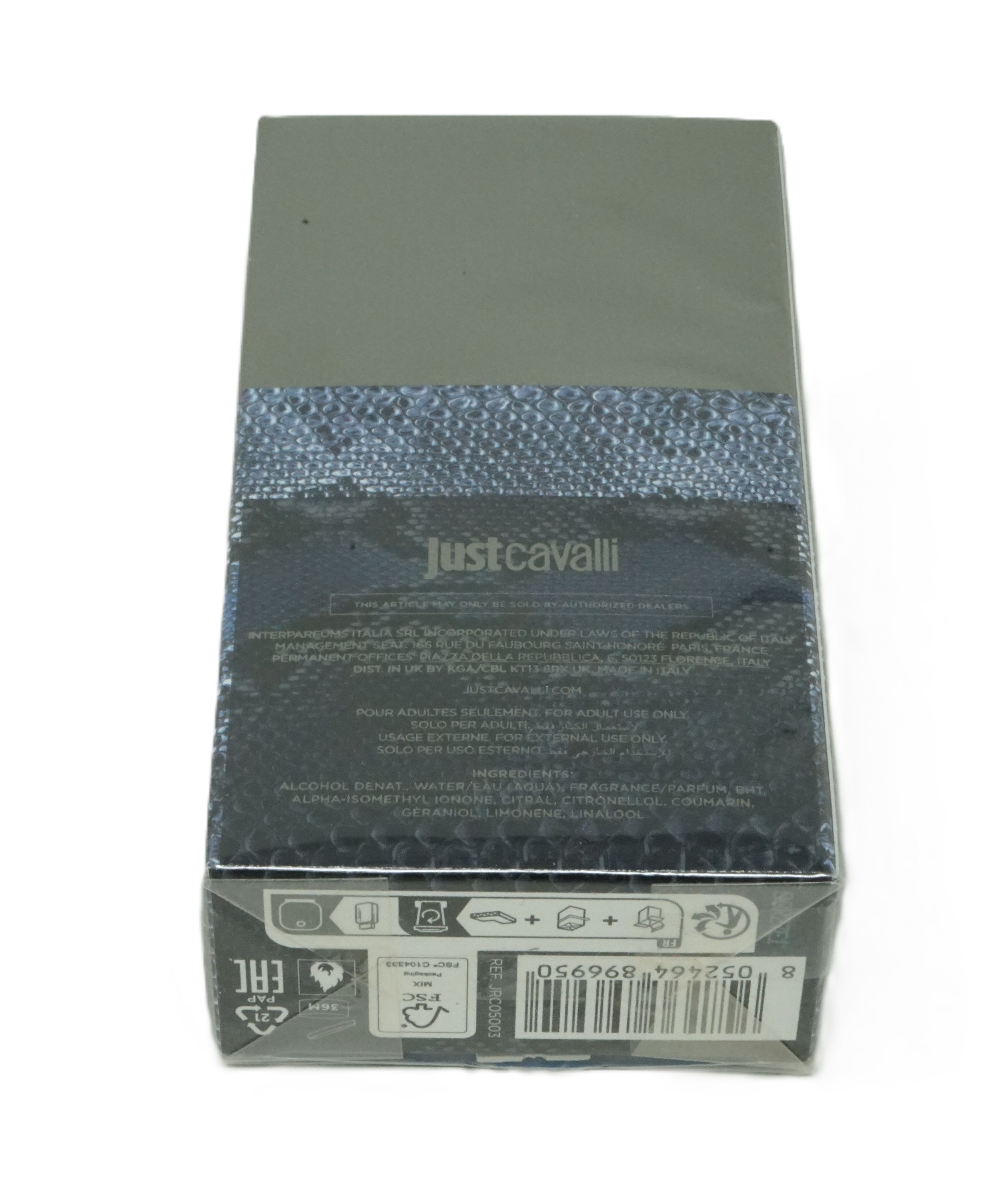 Kartonverpackung mit Aufschrift Just Cavalli. Schwarzer Hintergrund mit blauen Details. Produktinformationen und Barcode.