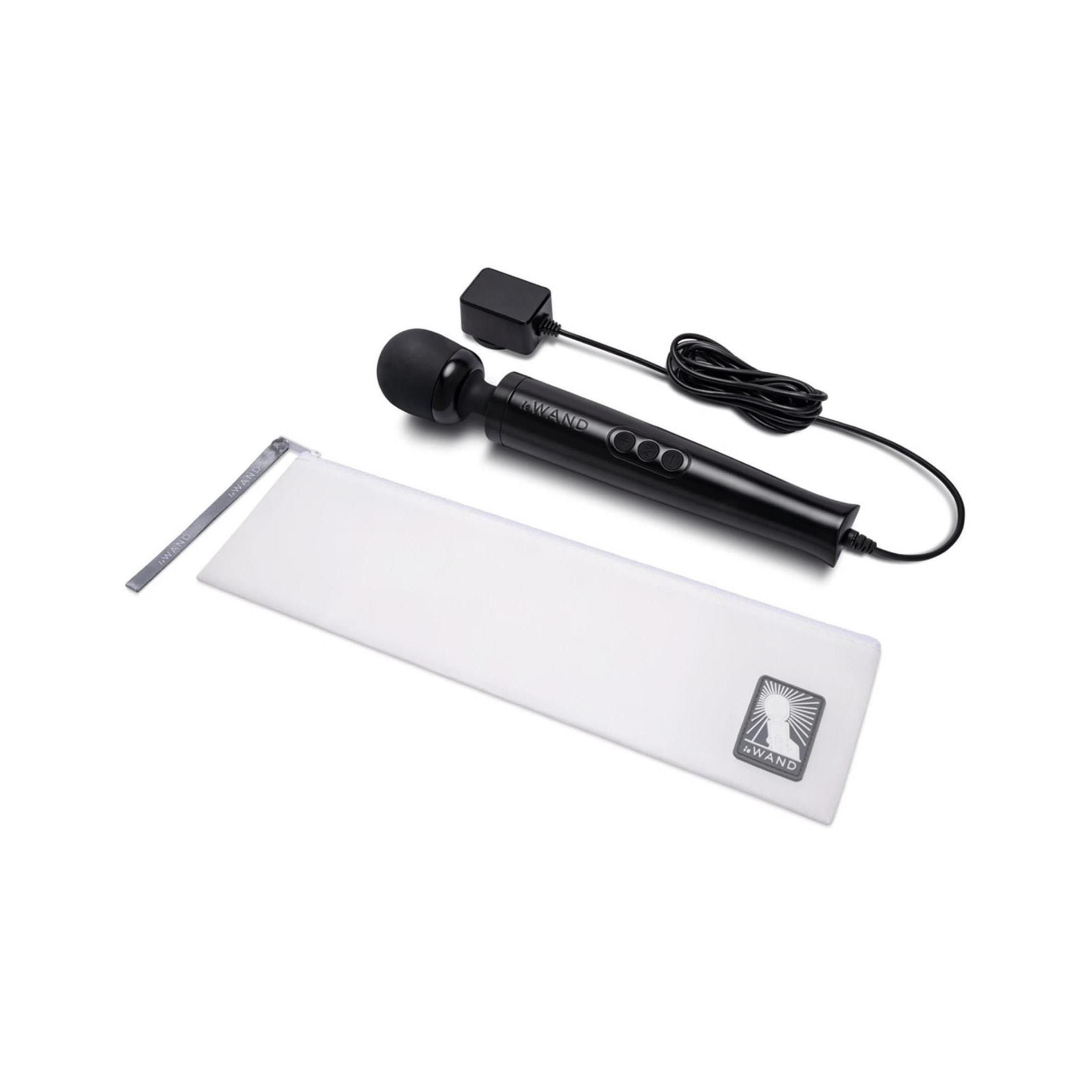 Schwarzes Massagegerät, Netzteil und Beutel. Marke Le Wand.