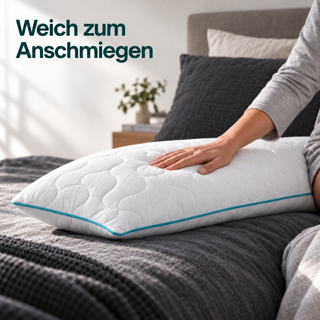 Hand berührt die weiche, gesteppte Oberfläche eines langen, weißen Kissens.