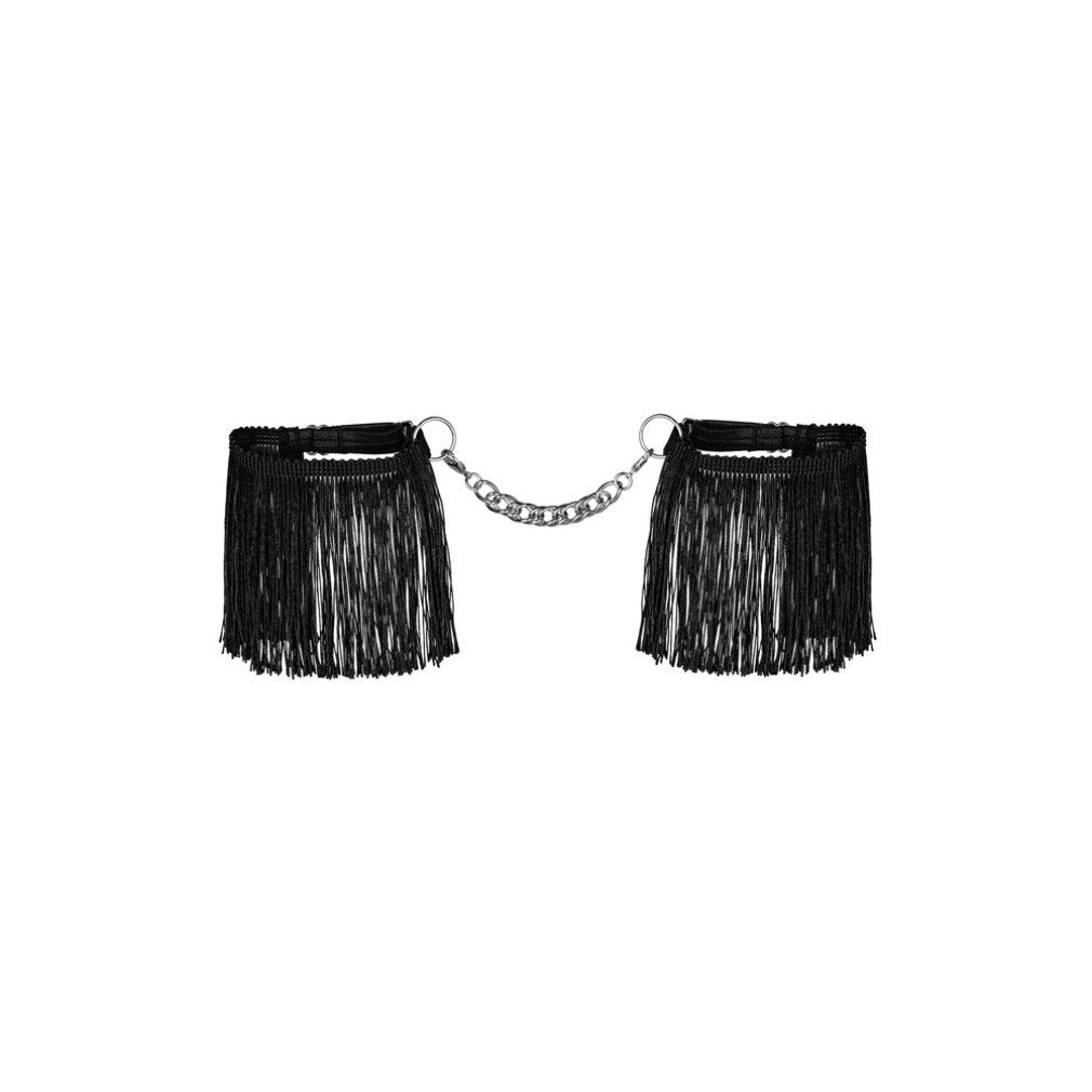 Zwei schwarze Handfesseln mit Fransen, verbunden durch eine Kette. Metallringe und Kette. Produktansicht.