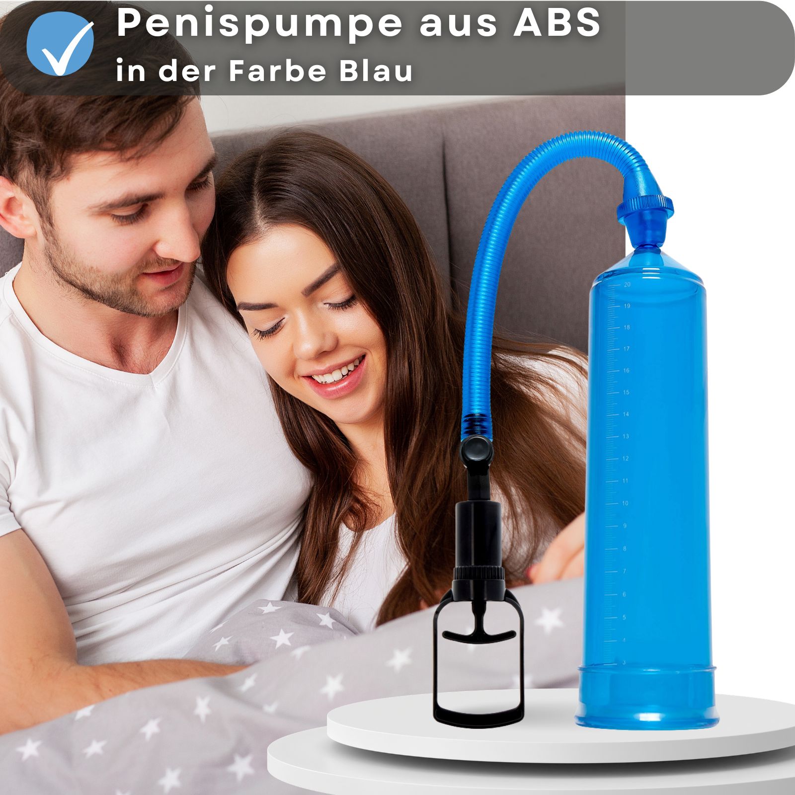 Blaue Penis-Pumpe mit Pumpgriff. Text: Penis-Pumpe aus ABS, blau. Paar im Bett.