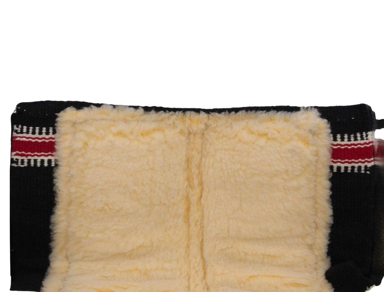 Westernpad mit cremefarbenem Fellimitat. Schwarze Ränder mit roten und weißen Streifen. Rechteckige Form.