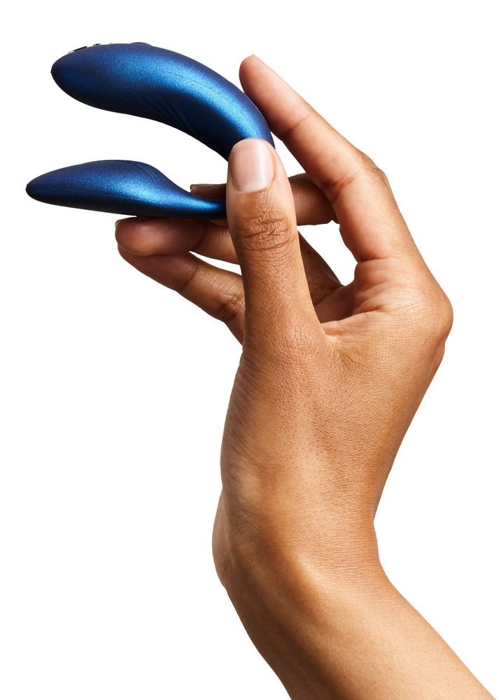 Hand hält blaues Wellness-Produkt. Geschwungene Form, glatte Oberfläche.