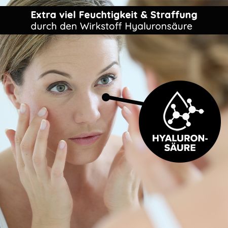 Frau betrachtet sich im Spiegel. Text: Hyaluronsäure.