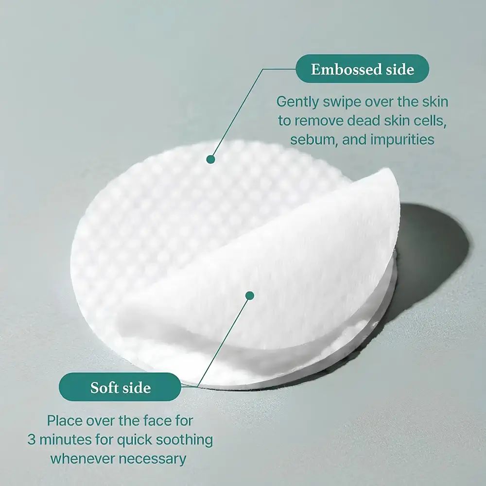 Zwei Pads, eines geöffnet. Beschriftung: Embossed side, Soft side. Text: Entfernt abgestorbene Hautzellen, beruhigt.
