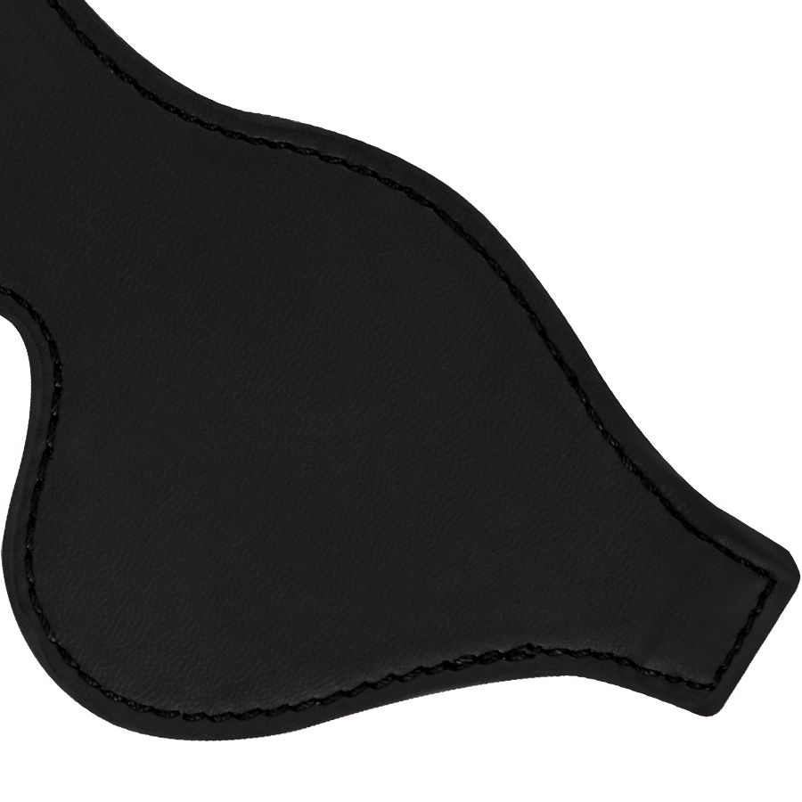 Nahaufnahme der schwarzen Augenmaske. Schwarze Nähte. Form: geschwungen, mit Aussparung für die Nase.
