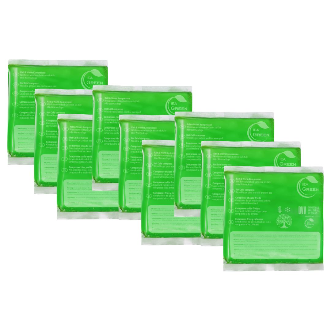 Mehrere grüne Kompressen-Packungen. Auf jeder Packung ist das Logo IEA Green zu sehen.
