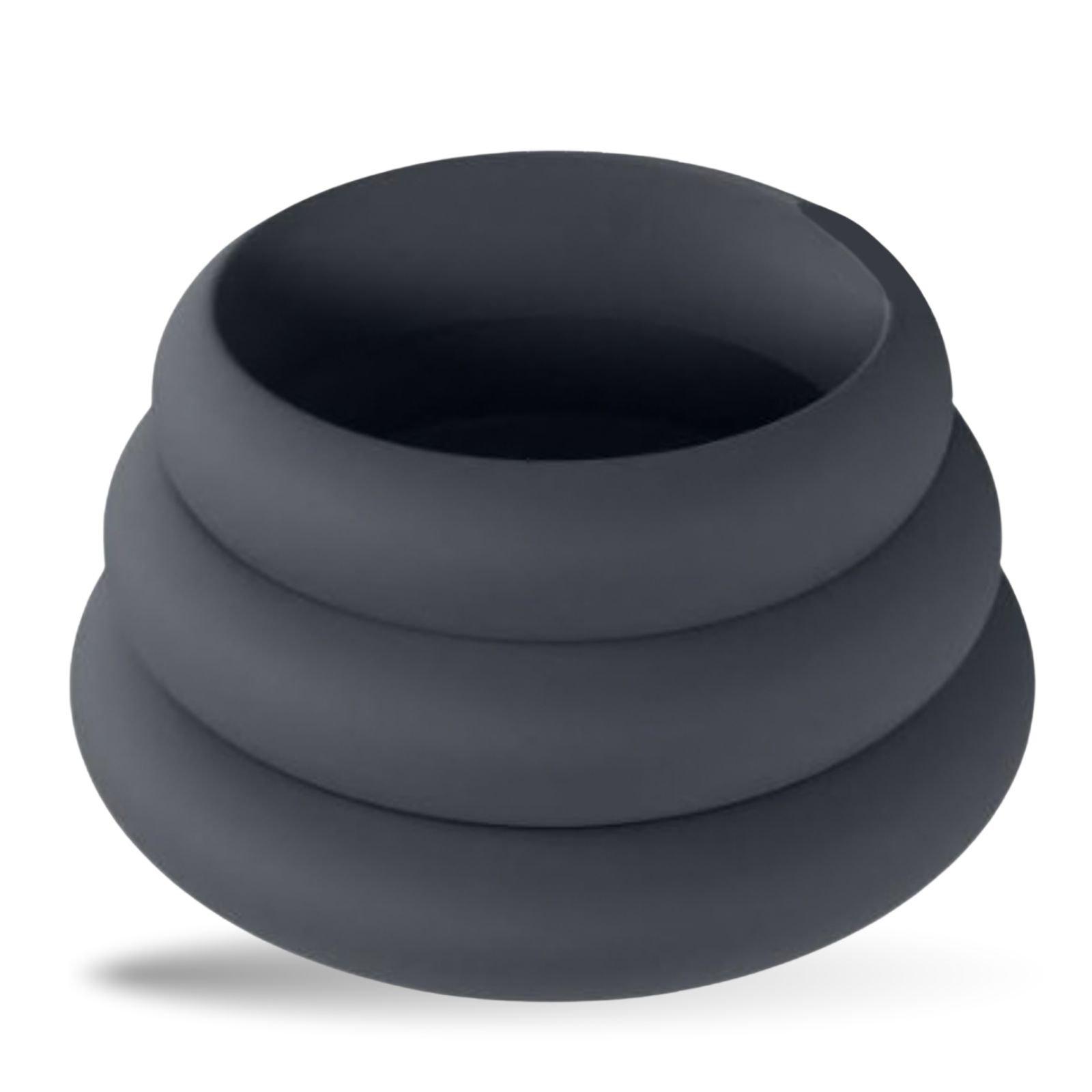 Drei übereinanderliegende graue Penisringe aus Silikon. Die Ringe sind rund.