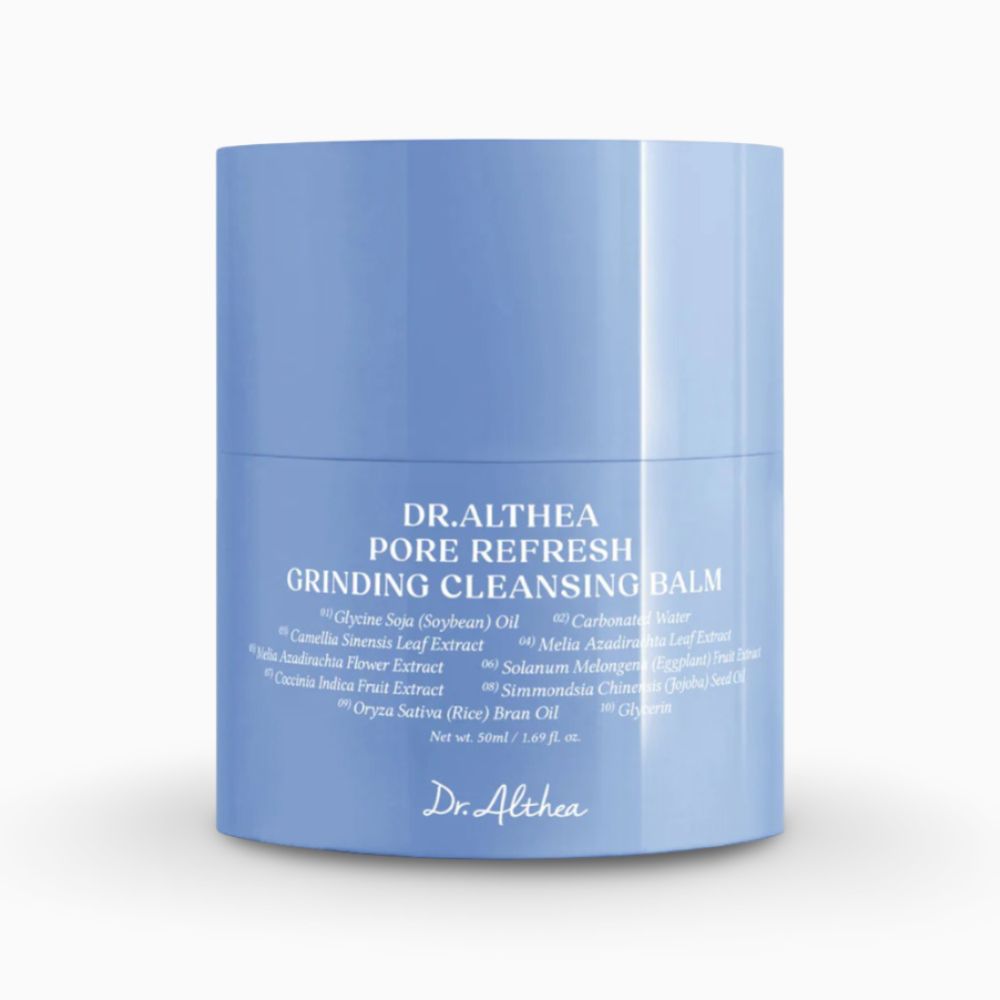 Blaues zylindrisches Produkt mit weißer Schrift. Aufschrift: DR.ALTHEA PORE REFRESH GRINDING CLEANSING BALM. Inhaltsstoffe.