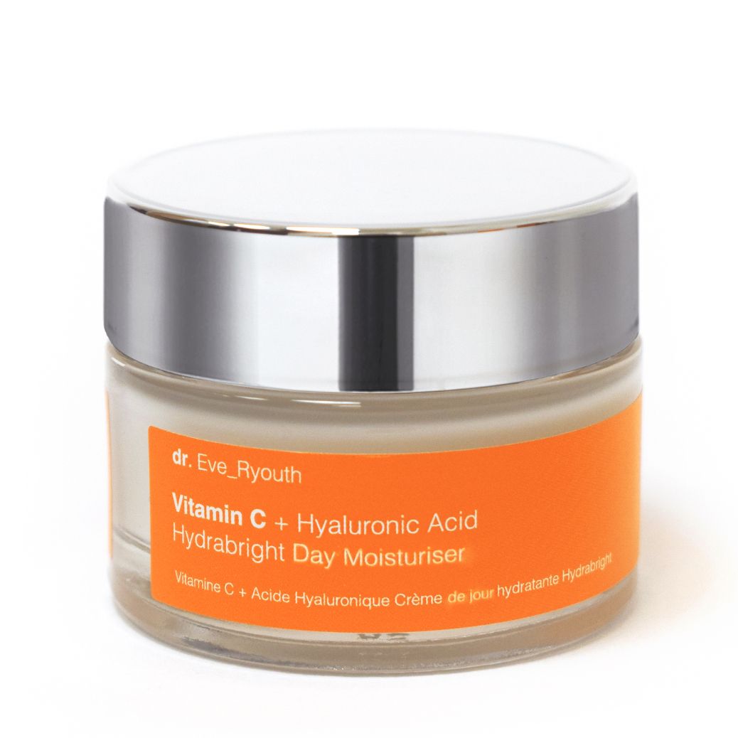 Dr. Eve_Ryouth Vitamin C + Hyaluronic Acid Hydrabright Tagescreme in einem Glasbehälter mit silbernem Deckel.