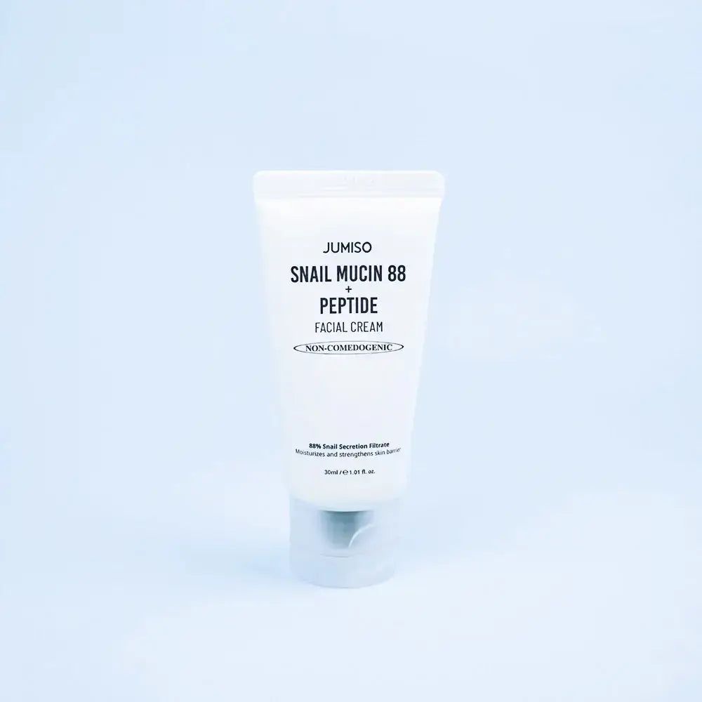 Weiße Tube mit Produktnamen. Text: JUMISO Schneckenschleim 88 + Peptidcreme. Unten: 88% Schneckensekret-Filtrat, 30 ml / 1.01 fl. oz. Auf blauem Hintergrund.