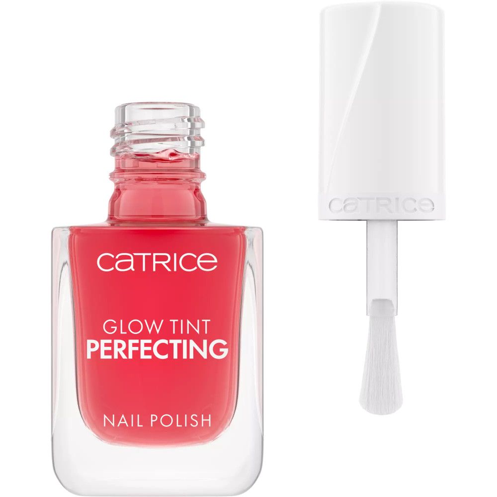 Nagellackflasche mit rotem Inhalt. Deckel und Pinsel daneben. Aufschrift: Catrice, Glow Tint Perfecting, Nail Polish.