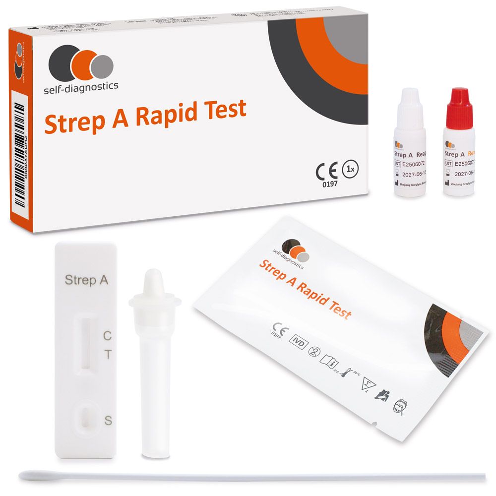 Testkit mit Verpackung, Teststreifen, Reagenzgläsern und Tupfer. Aufschrift: Strep A Rapid Test.