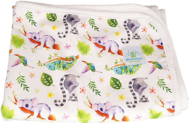 Wickelunterlage mit Chamäleon-Muster. Weißer Rand, bedruckt mit Koalas, Lemuren, Kolibris und Blättern. Label mit "Blümchen".