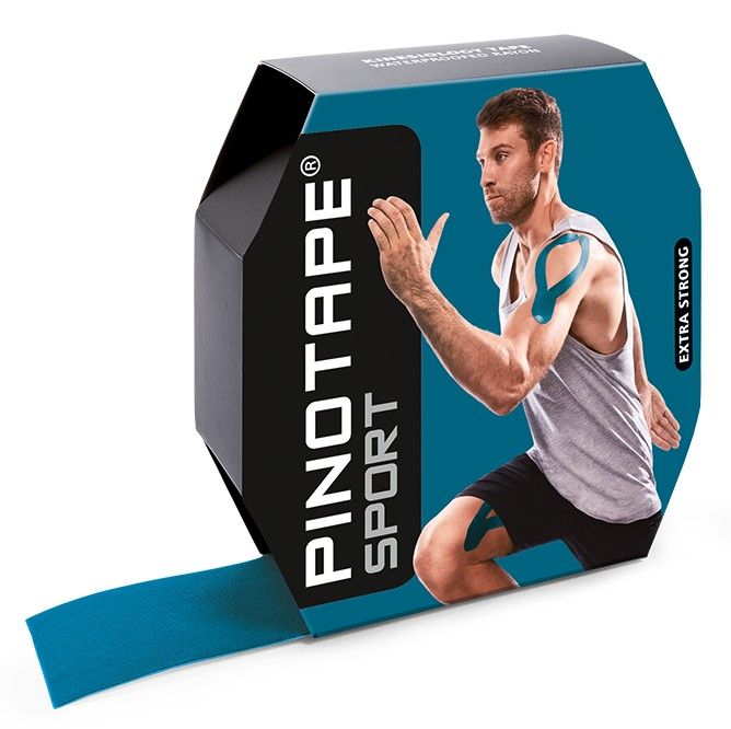 Blaues Sporttape in einer Verpackung. Auf der Verpackung ist ein Mann abgebildet, der Sport treibt. Aufschrift: PINOTAPE SPORT.