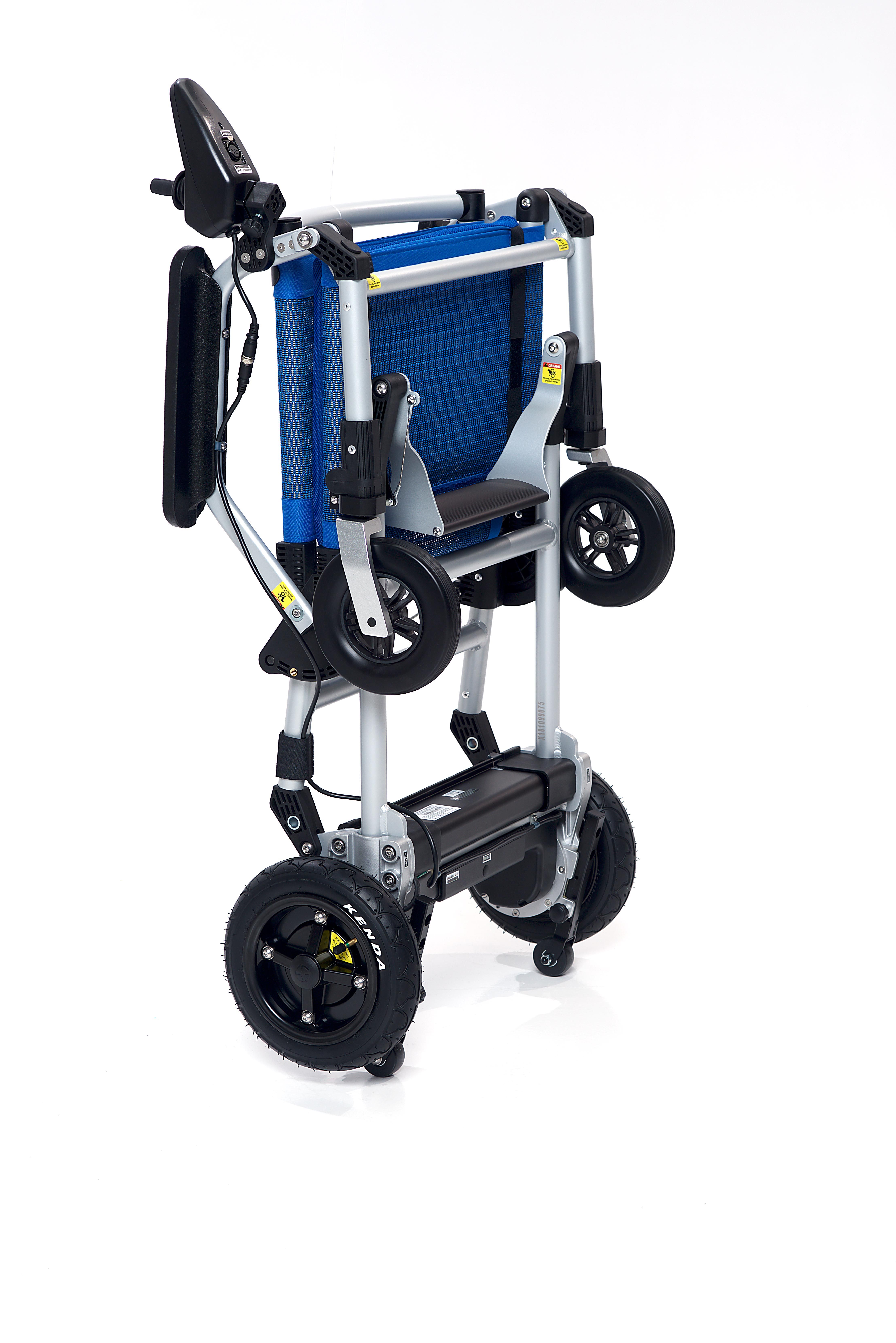 Gefalteter blauer MovingStar 101 Rollstuhl. Räder, Sitz und Steuerung. Kompakte Form.