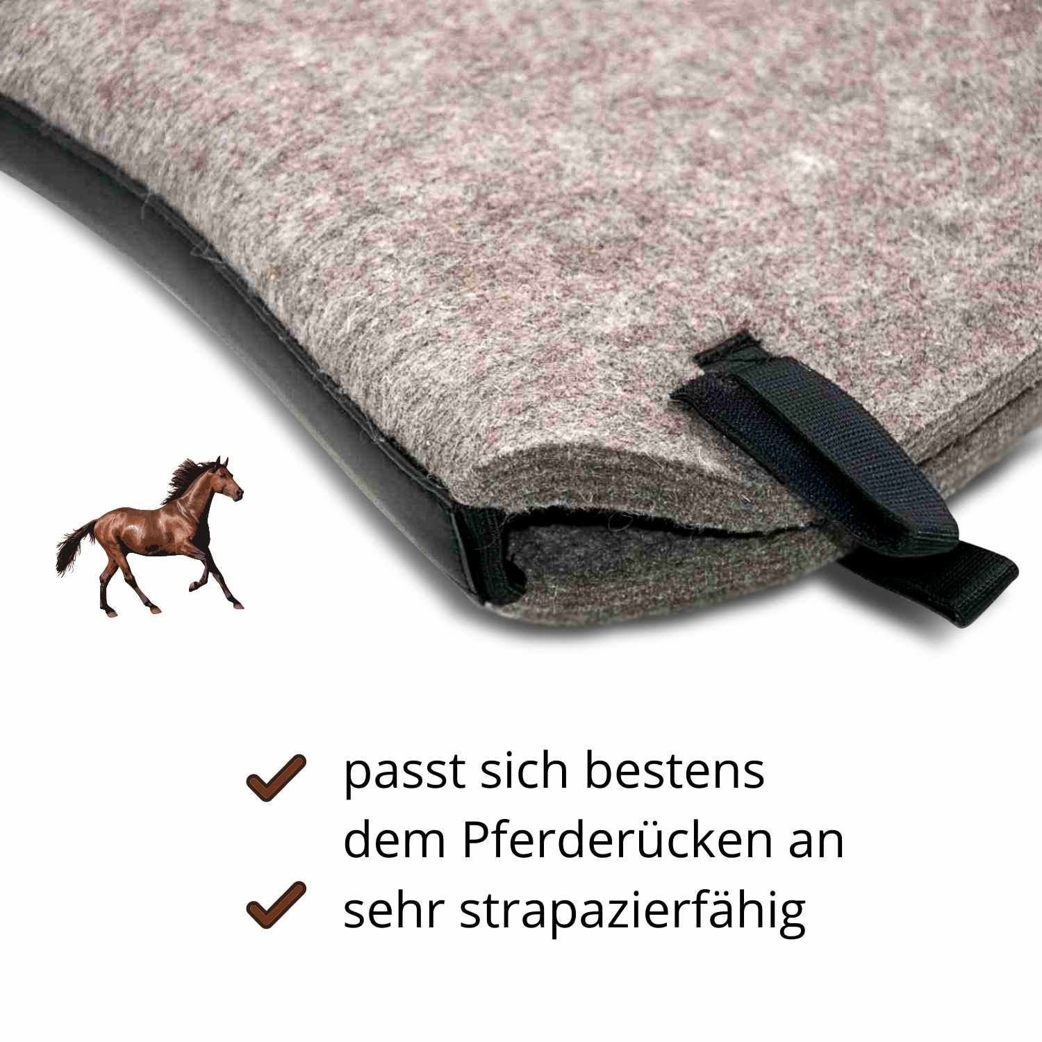Filzschabracke mit schwarzem Rand und Riemen. Text: Passt sich dem Pferderücken an, sehr strapazierfähig.