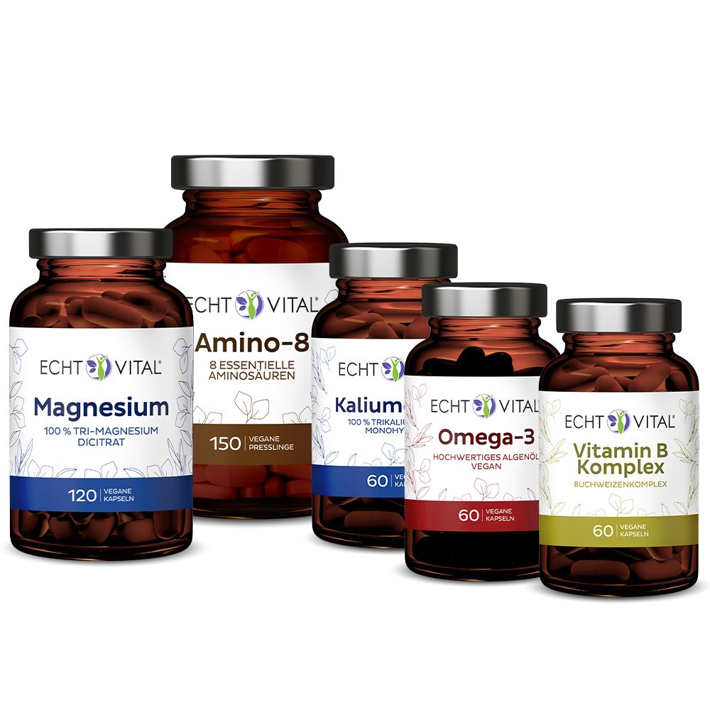 Mehrere braune Glasflaschen mit Kapseln. Auf den Etiketten steht "Echt Vital" und Produktnamen wie "Magnesium", "Amino-8", "Kalium", "Omega-3", "Vitamin B Komplex".
