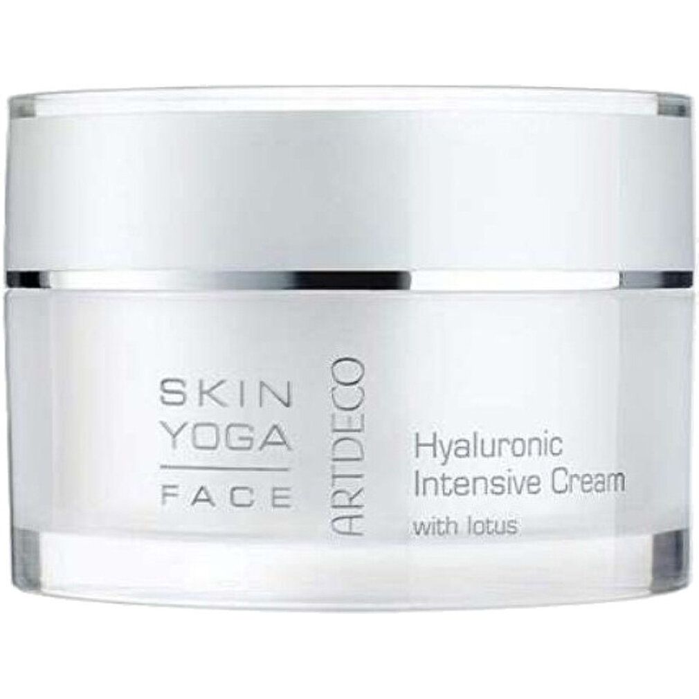 Ad Skin Yoga Hyaluronic Intensive Cream mit Lotus im Tiegel. Klare Glasverpackung mit silbernem Deckel.