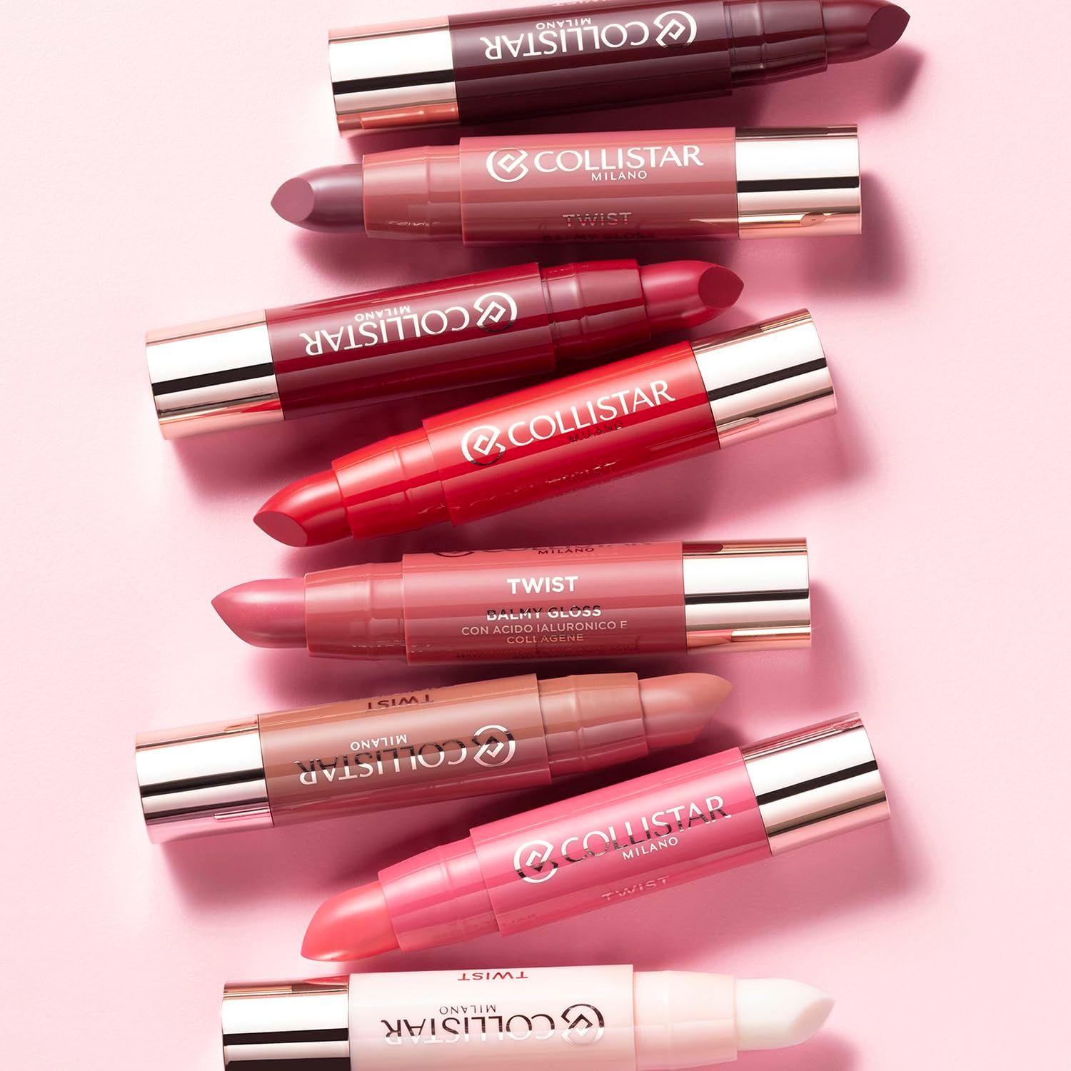Sieben Lippenstifte in verschiedenen Farben. Rosa Hülse mit silberfarbenem Boden. Aufschrift: Collistar Milano Twist.