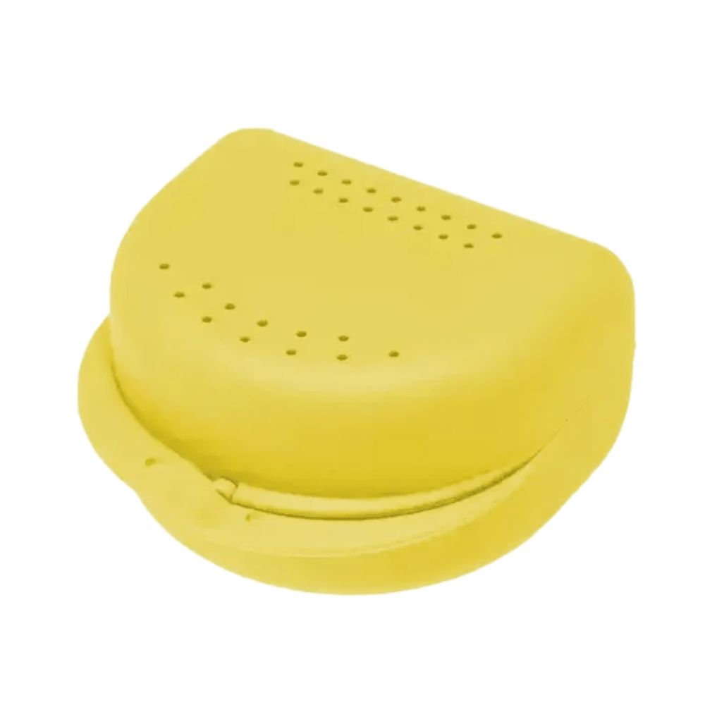 Gelbe Zahnspangenbox mit perforiertem Deckel. Die Box hat eine abgerundete Form und einen Schnappverschluss.