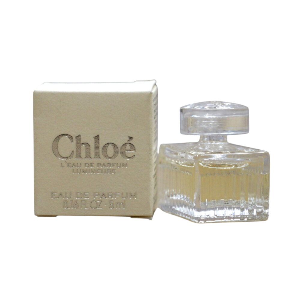Kleine Glasflasche mit geriffeltem Design und klarem Deckel, daneben eine kleine cremefarbene Box mit 'Chloé' Schriftzug.