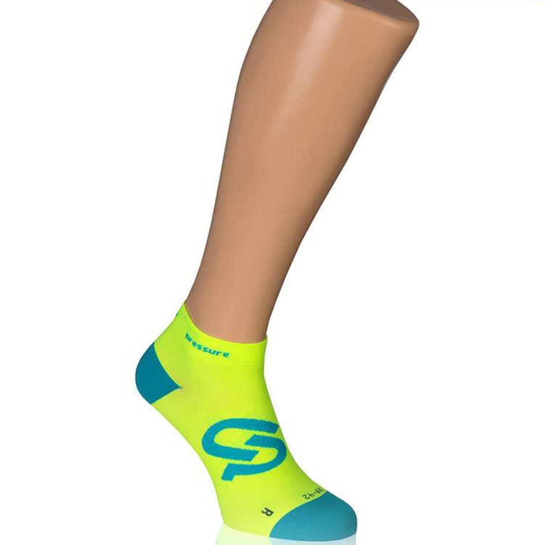 Gelb-türkisfarbene Socken auf einem Bein. Türkis an Ferse und Zehen. Großes türkises Logo auf dem Knöchel. Größe 39-42.
