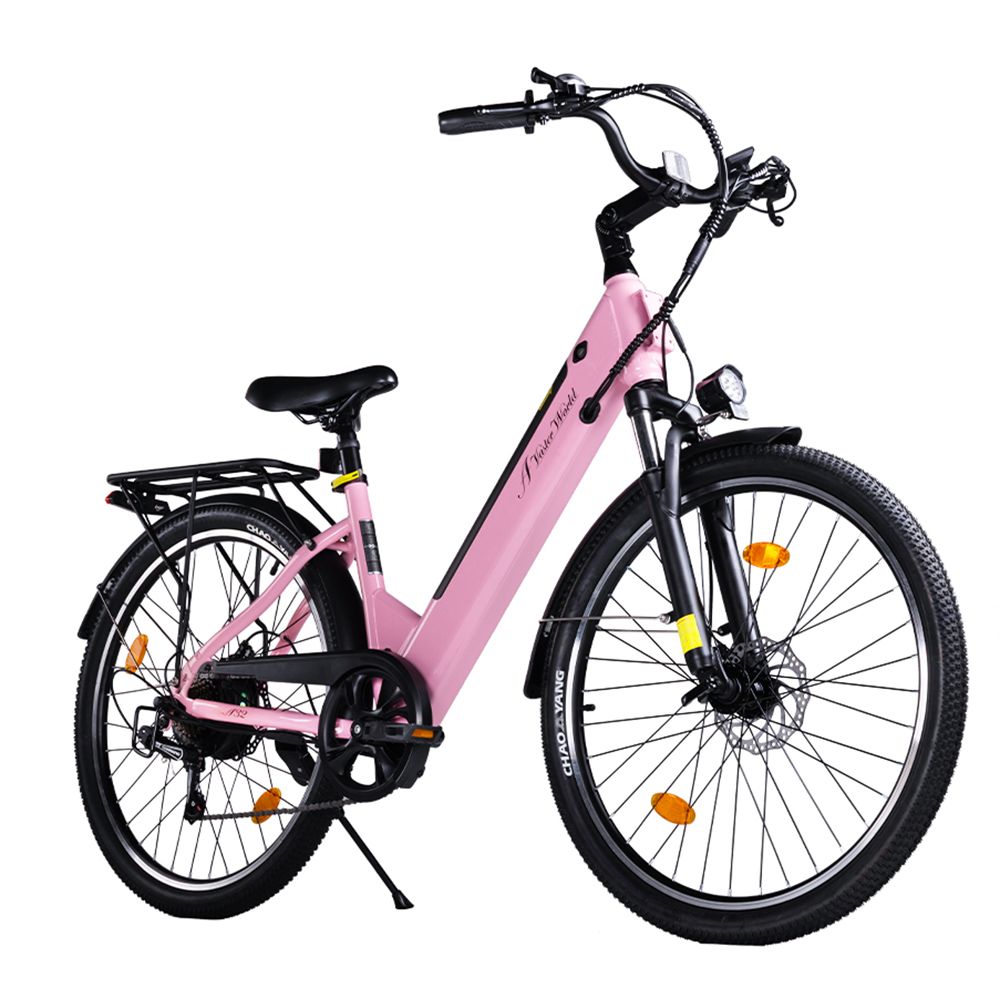 Rosa Elektrofahrrad mit schwarzem Rahmen. Sichtbare Details: Scheinwerfer, Gepäckträger, Schutzbleche. Reifen mit Aufschrift "CHAO YANG".