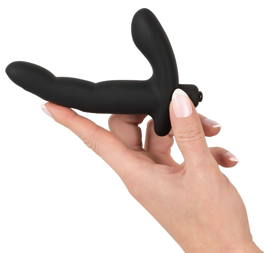 Schwarzer Vibrator in einer Hand gehalten. Besteht aus einem länglichen Schaft und einem gebogenen Teil. Unterseite mit abgerundeter Basis.