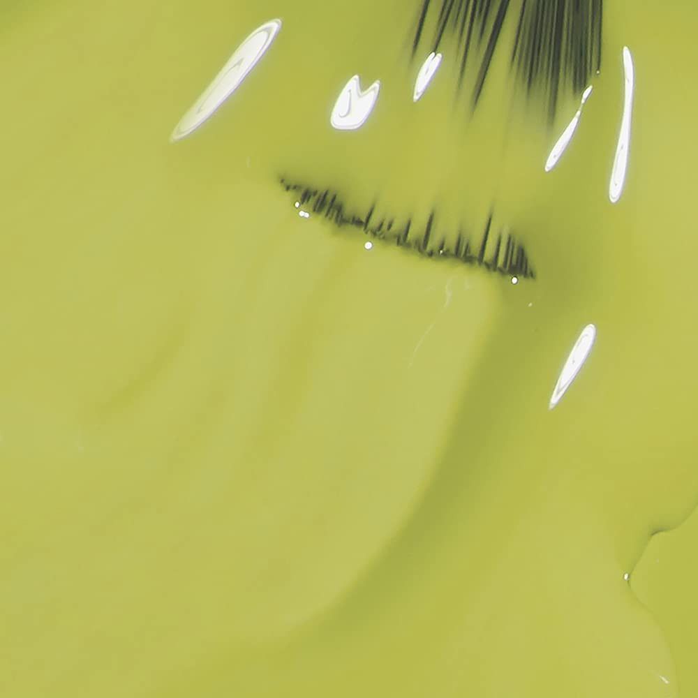 Grüner Nagellack mit Pinsel. Nahaufnahme. Pinselborsten berühren die glänzende, flüssige Farbe. Einige helle Reflexe.