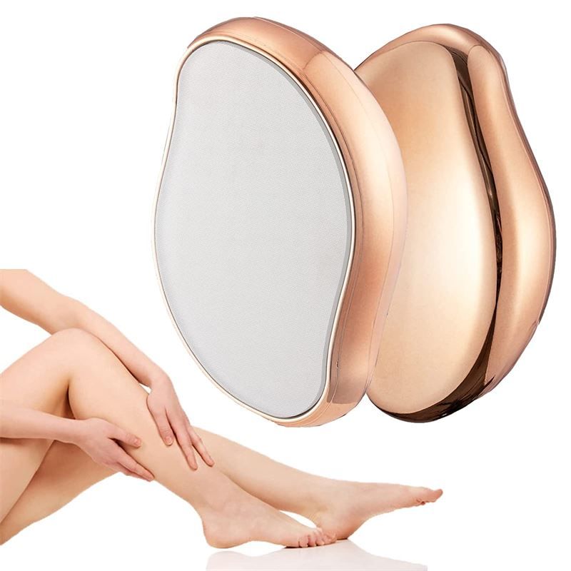 Zwei goldfarbene UNIQ Crystal Hair Eraser. Ein Gerät liegt, das andere steht. Eine Frau berührt ihr Bein.