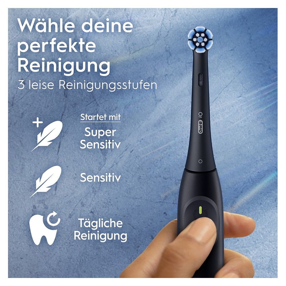 Schwarze Oral-B iO Series 2 Zahnbürste in der Hand, zeigt 3 Reinigungsstufen: Super Sensitiv, Sensitiv, Tägliche Reinigung.