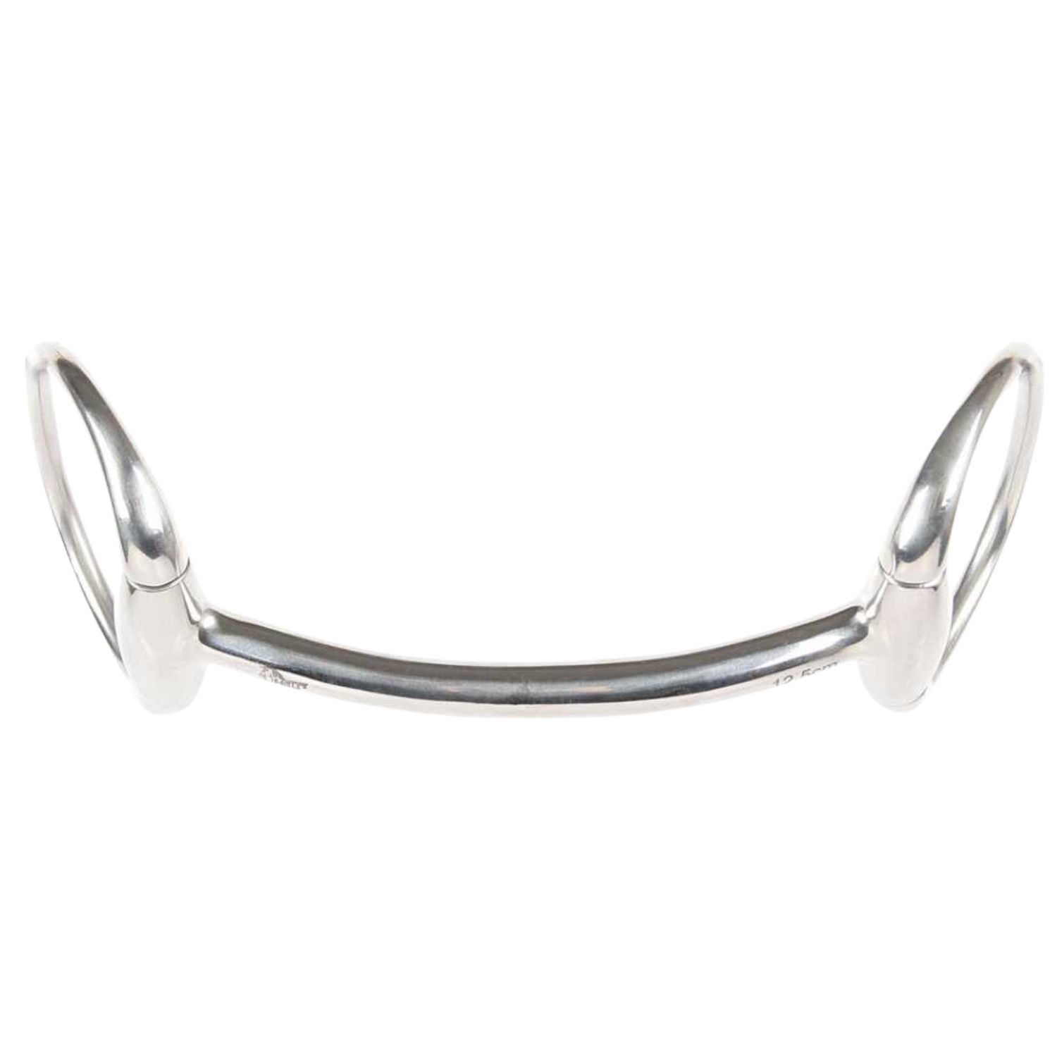 Gebiss mit gebogenem Mundstück und seitlichen Ringen. Metall, silberfarben.