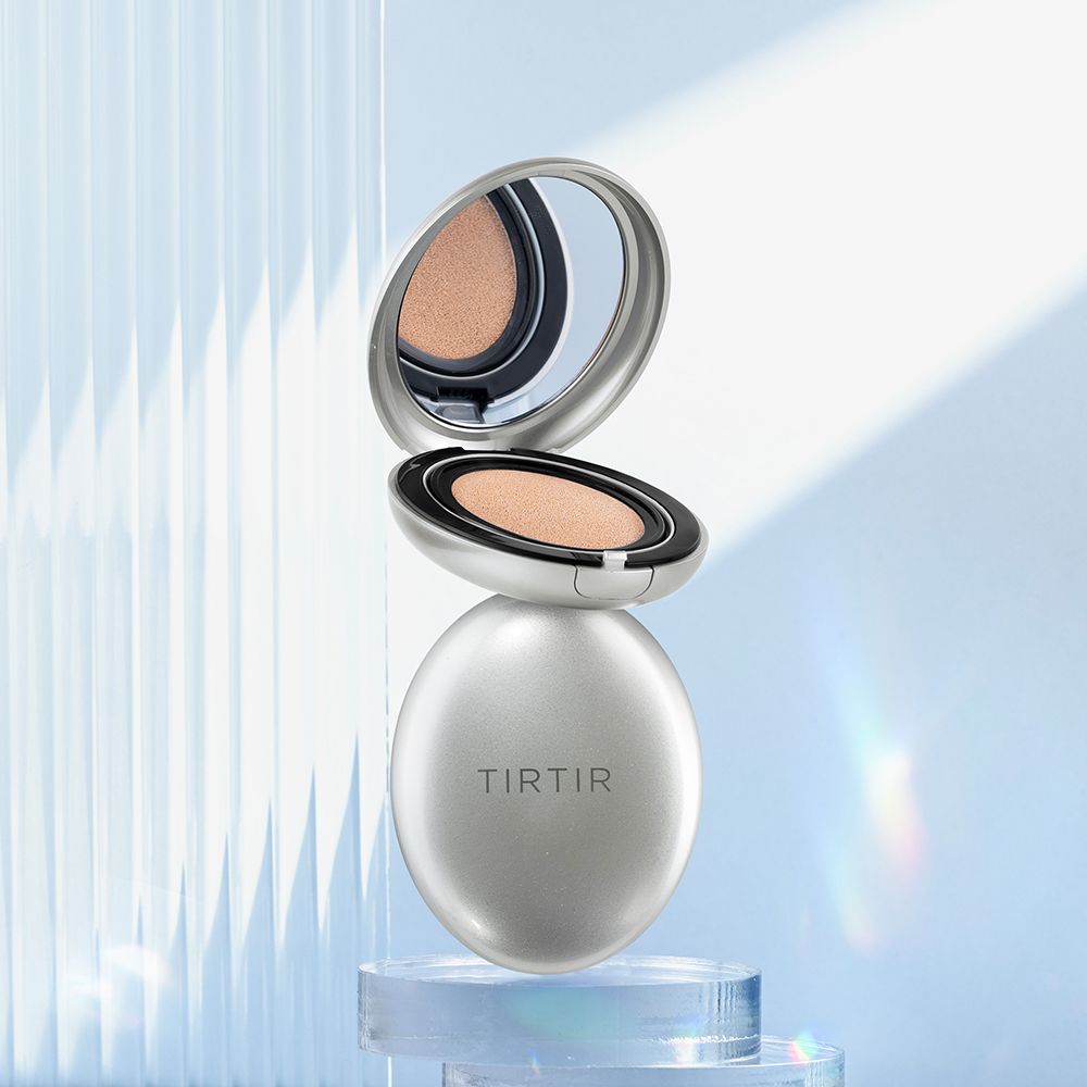 Silberne TIRTIR Mask Fit Aura Cushion Kompaktbox mit Spiegel und Foundation-Pad.